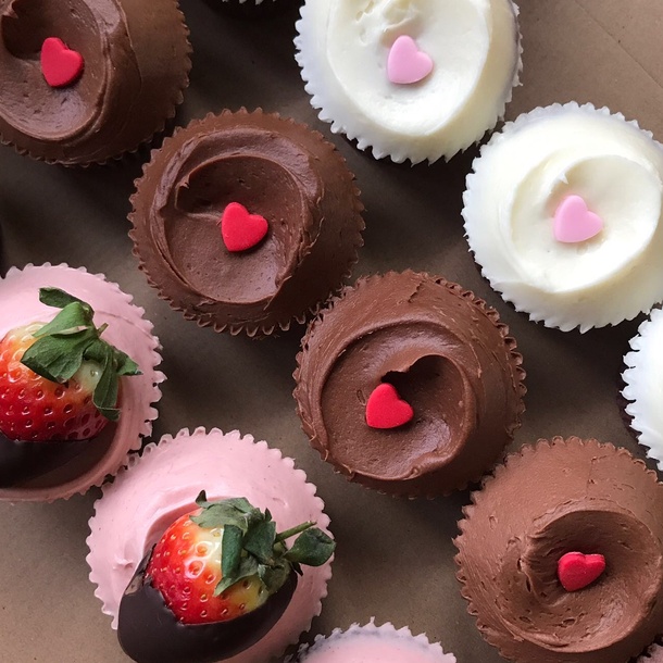 Love in Every Bite: Kute Cake's Valentine's Day Cupcakes Platter